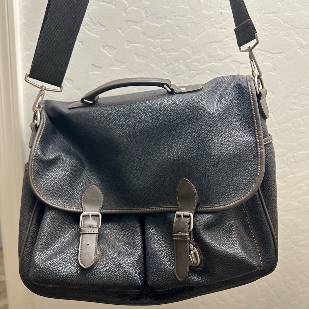 GAP Brown faux leather messenger bag crossbody Pre owned. in good condition